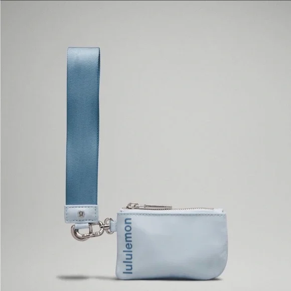 LULULEMON DUAL POUCH WRISTLET IN POWDER/UTILITY BLUE - Picture 2 of 9